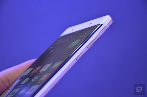 Máy cũng không có kết nối NFC.