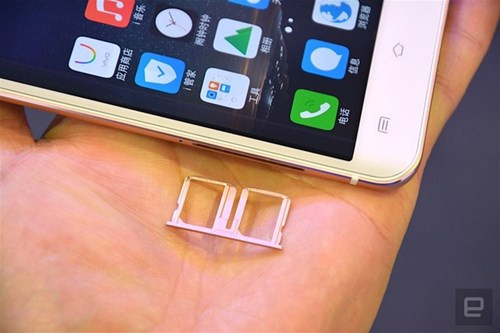 Máy có 2 khay SIM.