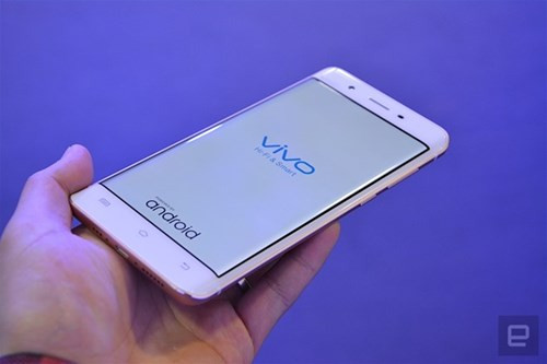 Đây cũng là smartphone thứ 2 không mang thương hiệu Samsung được trang bị màn hình cong 2 cạnh, sau BlackBerry Priv.