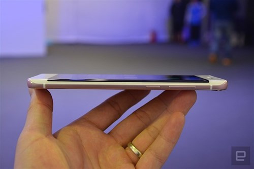 Vivo cũng chưa cung cấp được phần mềm đặc trưng nào để tận dụng lợi thế màn hình cong của máy.