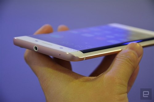 Cả 2 đều có màn hình 5,43 inch Super AMOLED độ phân giải Quad HD. Màn hình này do Samsung Display sản xuất.