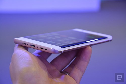 Xplay 5 có 2 phiên bản. Bản cao cấp sở hữu chip Qualcomm Snapdragon 820, RAM LPDDR4 6GB, bộ nhớ trong 128 GB và gói "Hi-Fi 3.0" gồm 2 chip DAC di động ES9028 Sabre và 3 ampli OPA 1612 để cải thiện chất lượng âm thanh.