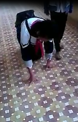 Bức xúc nữ sinh bắt bạn học quỳ, bò dọc hành lang - Ảnh 1 Bức xúc nữ sinh bắt bạn học quỳ, bò dọc hành lang - Ảnh 1