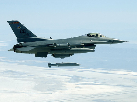 Bom liệng thông minh tầm xa AGM-154 được phóng đi từ tiêm kích F-16.