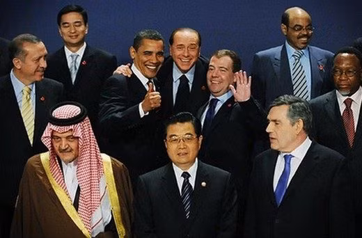 Bộ ba Tổng thống Mỹ Obama, Thủ tướng Italy Silvio Berlusconi, Thủ tướng Nga Medvedev "hồn nhiên tạo dáng" chụp ảnh.