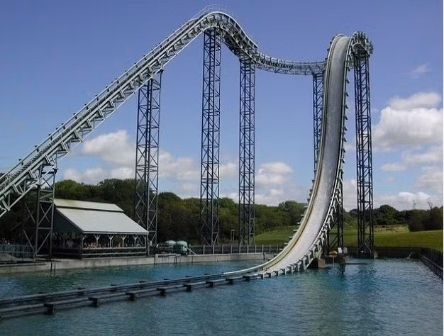  9. Công viên giải trí Oakwood tại Pembrokeshire, xứ Wales - Tháng 4/2004, Hayley Williams 16 tuổi đã đến chơi tại công viên giải trí Oakwood cùng với gia đình và chơi trò tàu lượn trên mặt nước. Đột nhiên cô bé bị bay ra khỏi tàu lượn, rơi từ độ cao 30m xuống đất. 