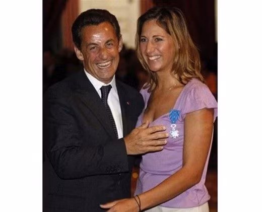 Bàn tay đặt không đúng chỗ của cựu Tổng thống Pháp Nicolas Sarkozy.