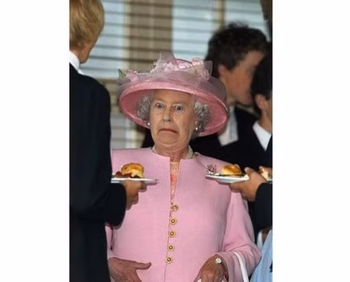 Vẻ mặt "kinh hãi" của Nữ hoàng Anh Elizabeth II khi được mời ăn tới 2 cái bánh ngọt.