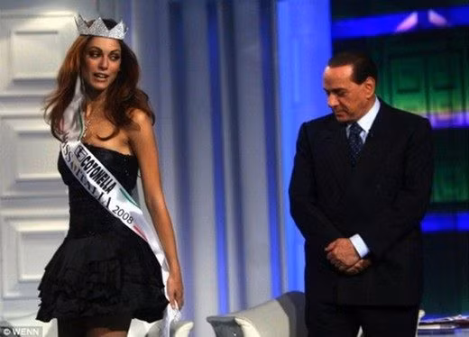 Cựu Thủ tướng nổi tiếng đào hoa của Italy Silvio Berlusconi chăm chú ngắm vòng 3 của người đẹp.