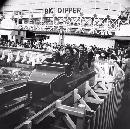  2. Khu Big Dipper tại London, Anh - Năm 1951, công viên Battersea tại London thông báo khu vui chơi Fun Fair là một phần của Triển lãm quốc gia The Festival of Britain. Một điểm thu hút lớn của khu vui chơi này là tàu lượn The Big Dipper. Dù trông không đáng sợ nhưng cực kỳ nguy hiểm.