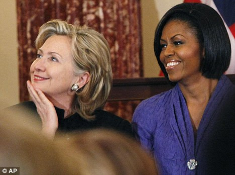 Bà Hilary Cliton tạo dáng điệu đà...