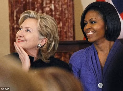 Bà Hilary Cliton tạo dáng điệu đà...