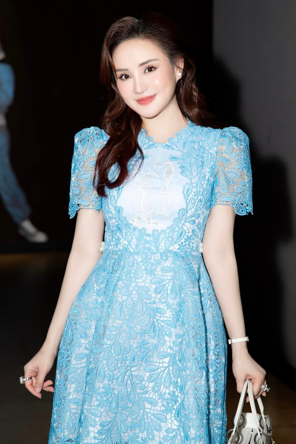 Thi thoảng cô tham dự một số sự kiện, hội ngộ bạn bè, đồng nghiệp trong giới.