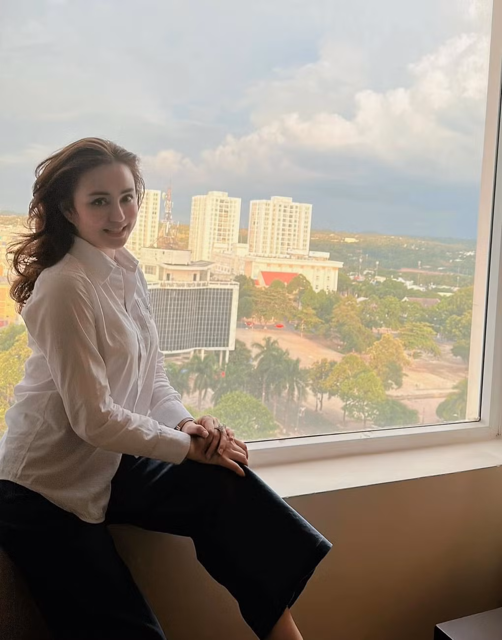 Sau thời gian "ở ẩn" trên mạng xã hội và vướng ồn ào kiện tụng, những tháng gần đây Vy Oanh tích cực chia sẻ hình ảnh đời thường đến khán giả.