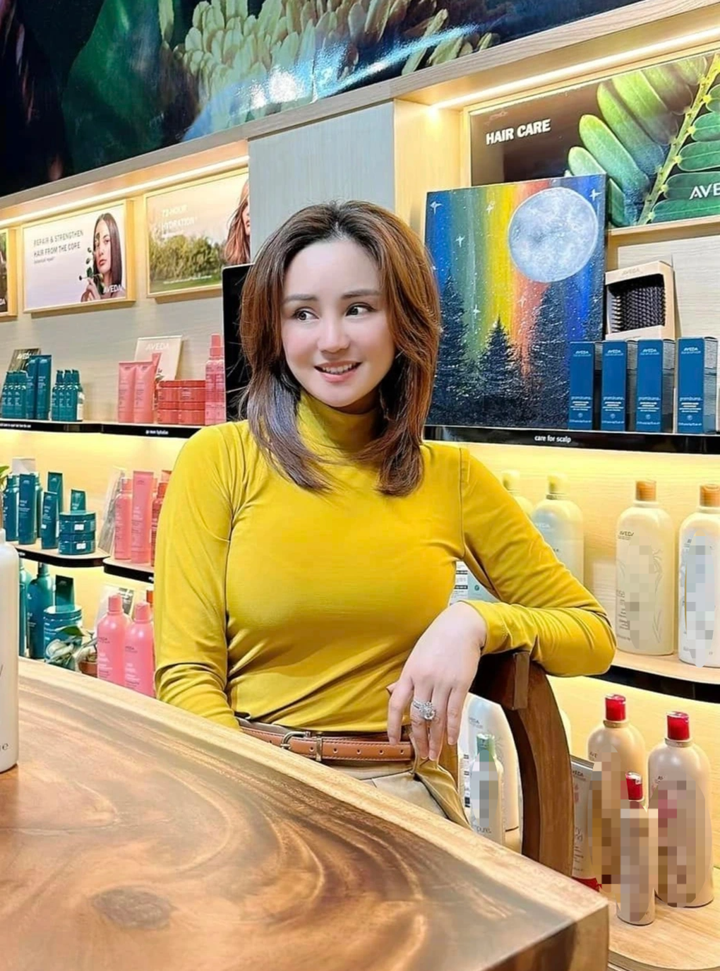 Cô giữ thần sắc tươi tắn, rạng ngời dù thời gian qua đã trải qua nhiều sóng gió, vướng vào vụ kiện tụng ồn ào.