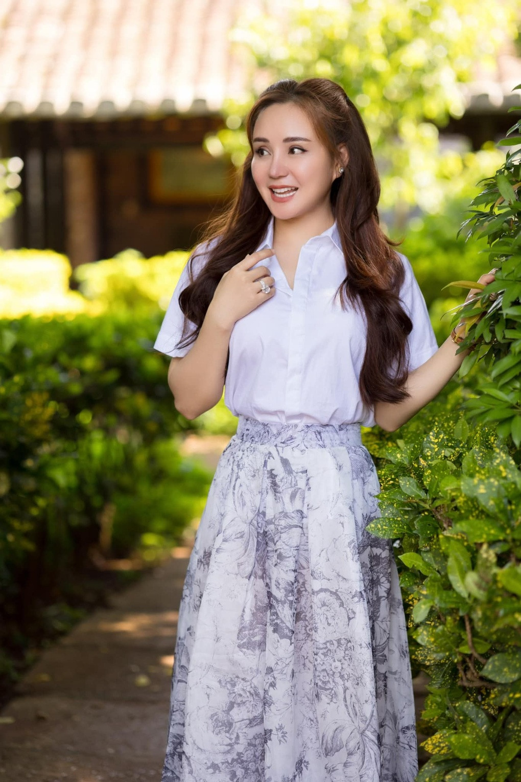 Trong cuộc trò chuyện với phóng viên Dân trí hồi năm 2022, Vy Oanh nói những ồn ào đời tư gây ra không ít phiền toái, ảnh hưởng cuộc sống riêng của cô. Tuy nhiên, khi vượt qua sóng gió, cô thấy bản thân trưởng thành, điềm đạm hơn. "Tôi tin rằng, trong cuộc sống, khi gặp người tốt, họ sẽ đem lại những điều tốt cho mình, còn người xấu thì cũng sẽ mang đến cho mình kinh nghiệm", Vy Oanh bộc bạch (Ảnh: Facebook nhân vật).