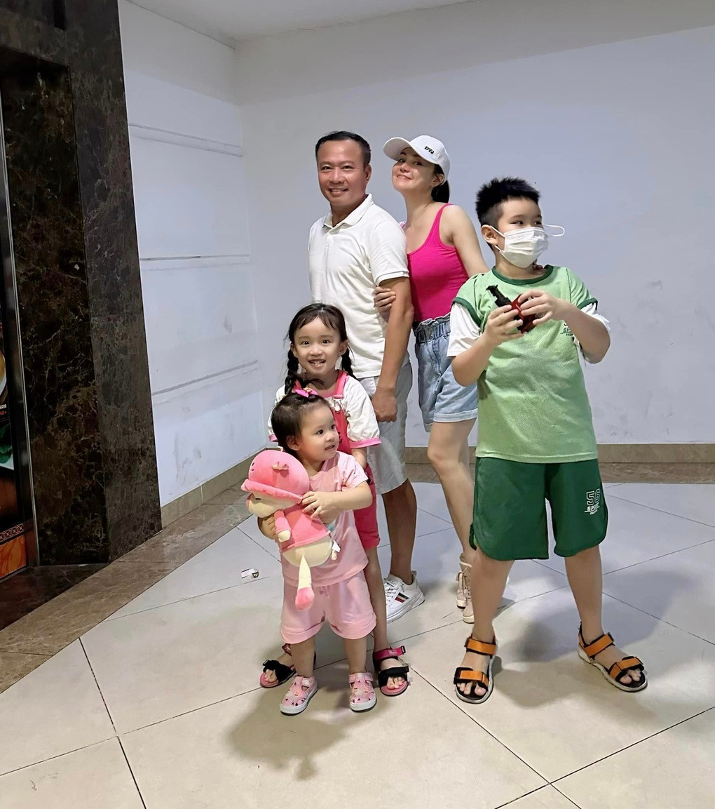 Vy Oanh cho rằng niềm hạnh phúc lớn nhất là gia đình bình yên, khỏe mạnh. Cô tự hào khi các con tự lập, giờ giấc sinh hoạt khoa học, nề nếp, thích chơi thể thao, ăn uống lành mạnh.