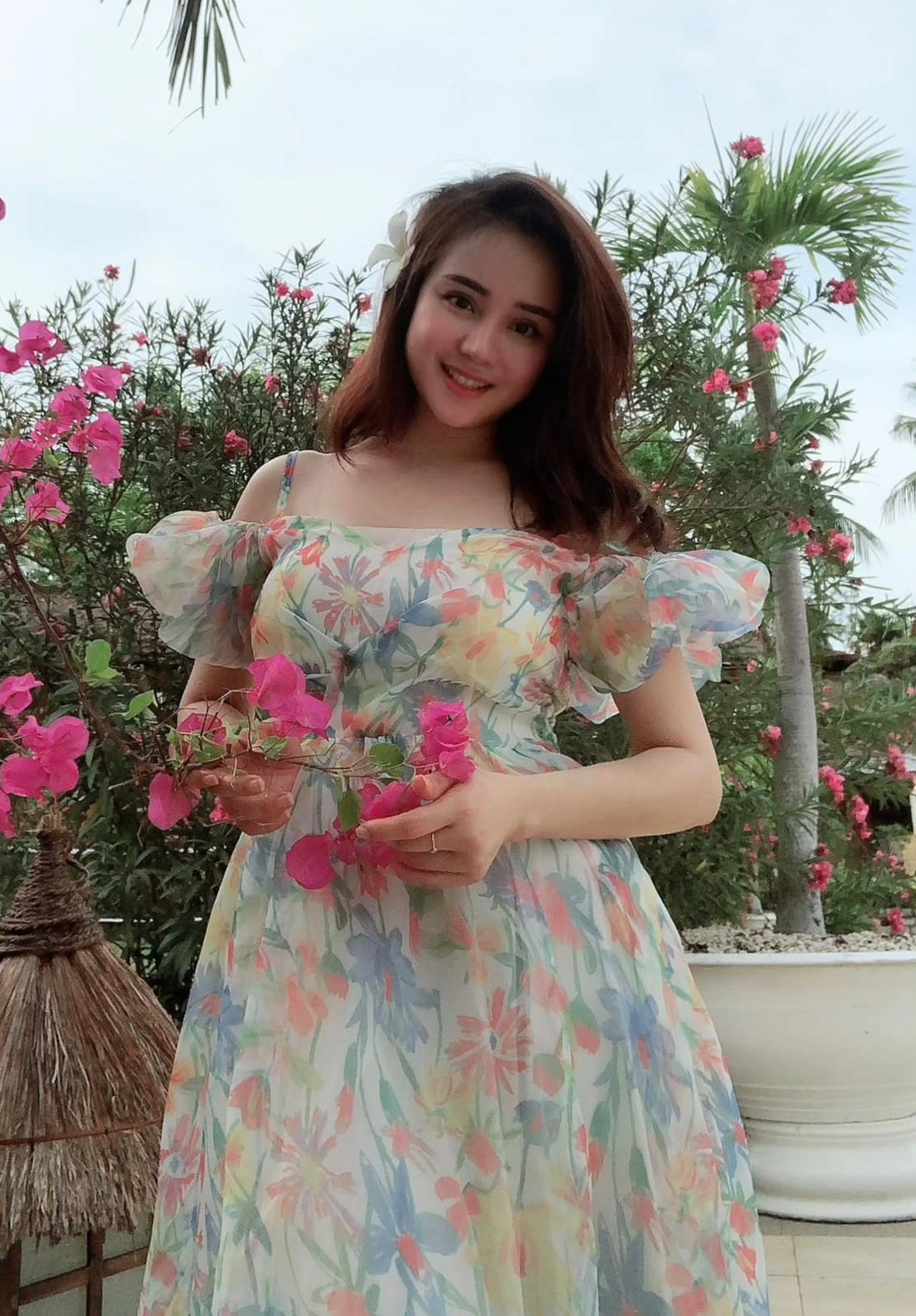 Cuối tuần, Vy Oanh dành thời gian bên chồng và 3 con. Cô cắm hoa, nấu ăn, kèm các con học bài.