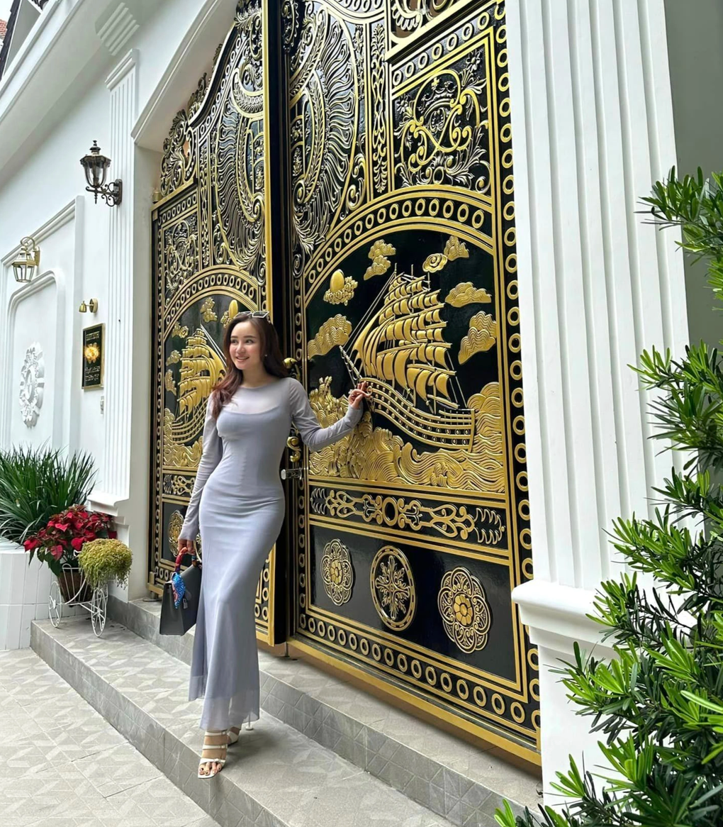 Khi không hoạt động nghệ thuật, Vy Oanh tận hưởng niềm vui nội trợ. Mỗi bữa ăn, cô chú trọng thực đơn phù hợp thời gian, không gian, làm sao để "ăn vừa thơm ngon, vừa đủ dưỡng chất cho cơ thể, đảm bảo nguồn dinh dưỡng tốt nhất".