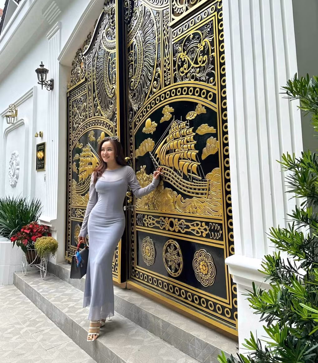 Khi không hoạt động nghệ thuật, Vy Oanh tận hưởng niềm vui nội trợ. Mỗi bữa ăn, cô chú trọng thực đơn phù hợp thời gian, không gian, làm sao để "ăn vừa thơm ngon, vừa đủ dưỡng chất cho cơ thể, đảm bảo nguồn dinh dưỡng tốt nhất".