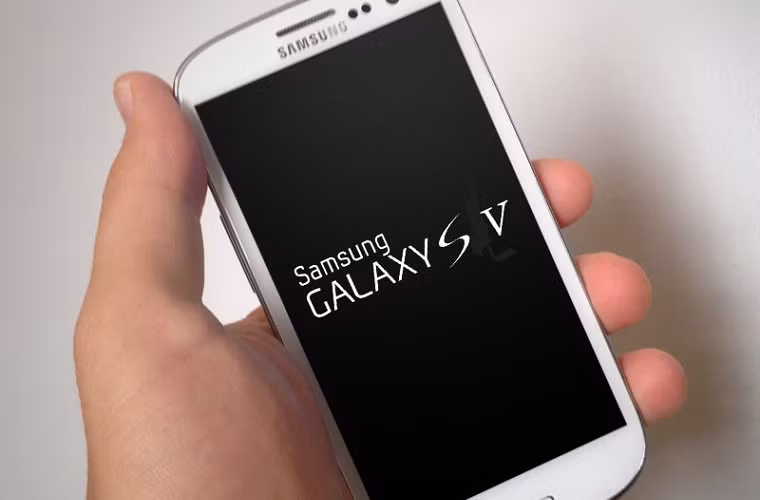 Korea’s inews24 cho hay, trưởng nhóm chiến lược thiết kế bộ phận IT và điện thoại của Samsung vừa khẳng định hãng sẽ mang đến MWC tháng 2 năm nay tại Barcelona mẫu thiết kế smartphone S5 của mình. Nhiều người mong đợi sản phẩm sẽ có chip xử lý 64-bit Exynos, màn hình 5.25 inch Quad HD AMOLED .