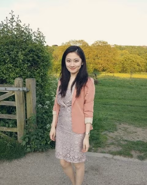 Sau đó những bức ảnh và thông tin đăng tuyển được lan truyền với tốc độ chóng mặt.