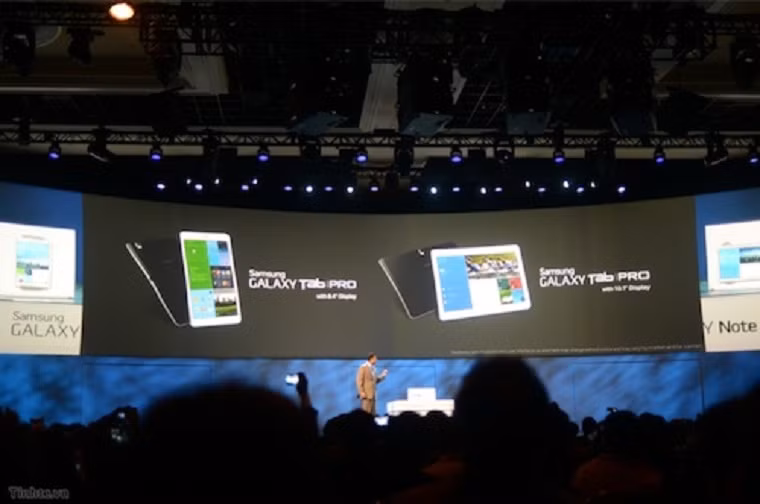 Đúng như những tin đồn, Samsung đã chính thức giới thiệu 2 dòng máy tính bảng Galaxy Note PRO và Tab PRO tập trung vào khả năng xử lý, tính hữu dụng và các tiện ích hấp dẫn đi kèm. Galaxy Note PRO là dòng máy tính bảng có kích thước 12.2" độ phân giải 2560x1600 pixel, sản phẩm có kích thước lớn nhất và cao cấp nhất của dòng Note, tích hợp bút cảm ứng S Pen tương tự như Galaxy Note 3. Bên cạnh đó hãng cũng giới thiệu dòng Galaxy Tab PRO với 3 kích thước màn hình 12.2", 10.1" và 8.4", đặc biệt các dòng máy này đều hỗ trợ độ phân giải màn hình 2560x1600 pixel.