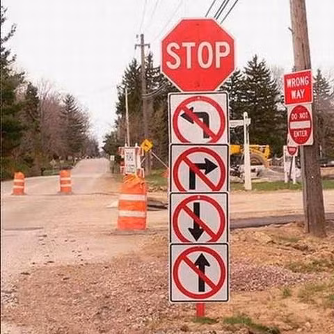 Liệu người ta có thể đi đâu nữa đây khi gặp một loạt biển cấm đi 4 hướng như thế này?