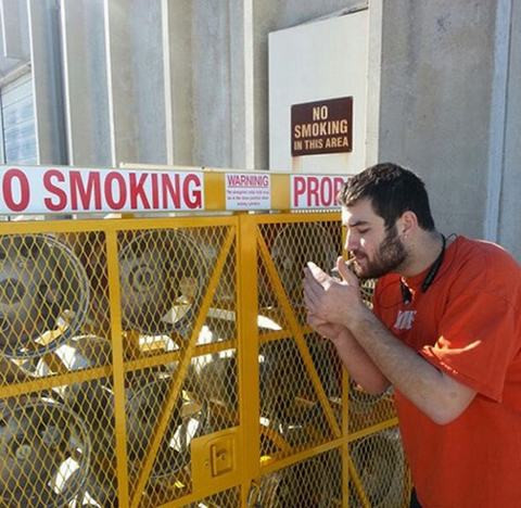 "Trêu ngươi" biển cấm.