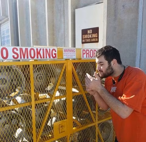 "Trêu ngươi" biển cấm.