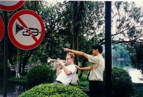 Anh chàng này "mắc lỗi" thổi kèn ngay dưới biển cấm.