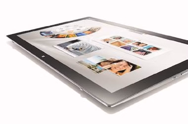 Lenovo cũng giới thiệu bản nâng cấp máy tính All-in-One Horizon 2 ngày hôm qua với thiết kế nhẹ hơn và mỏng hơn đáng kể so với thế hệ trước. Độ dày của chiếc máy tất cả trong một (All-in-one) đo được là 19,5mm tức tương đương với một xấp bài do đó máy đã nhẹ hơn khoảng 400g. Ngoài ra, Lenovo Horizon 2 còn được nâng cấp về các công nghệ kết nối cũng như giao diện Aura mới.