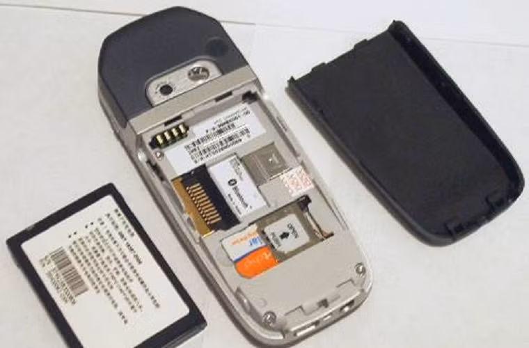 Mỗi khi chuyển kênh trên Tivi, chúng ta không phải tắt nguồn và bật lại chiếc vô tuyến của mình. Cũng giống như vậy, các dòng điện thoại trong thời gian tới sẽ cho phép chuyển giữa SIM1 và SIM2 mà không còn bước tắt nguồn và khởi động lại.