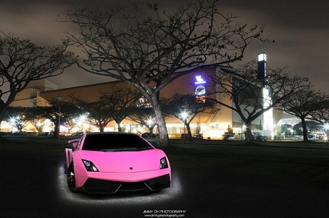 Thế hệ thứ 2 Gallardo LP570-4 Superleggera ngoài màu da cam ban đầu thì bây giờ đã được bọc hồng Vinyl lấp lánh.