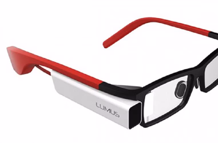 Google chắc chắn sẽ phải dè chừng chiếc kính DK-40 đến từ Lumus, hãng chuyên sản xuất các loại màn hình HUD dùng trong quân đội. DK-40 chạy trên nền Android với toàn bộ tròng kính bên phải là một màn hình hiển thị có độ phân giải 640x480 có thể tạo hiệu ứng Augmented Reality (thực tại tăng cường). Sản phẩm này còn có camera 5MP, cảm biến chuyển động và pin chạy được 1-2 tiếng.