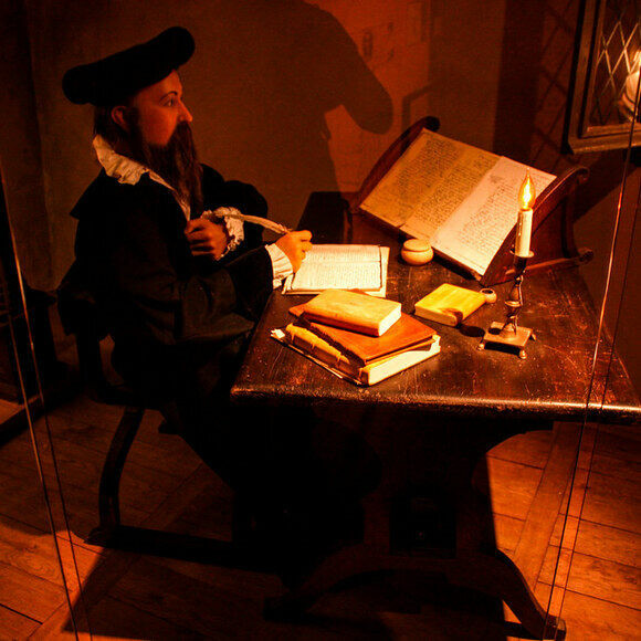 Cho đến nay, nhiều tiên đoán của Nostradamus đã trở thành sự thật như: sự trỗi dậy của Hitler, trận đại hỏa hoạn London, vụ ám sát Tổng thống John F. Kennedy, vụ khủng bố 11/9/2001 ở Mỹ... Với nhiều dự đoán chính xác, nhiều người tò mò nhà tiên tri Nostradamus đã tiên đoán gì về thế giới năm 2022.