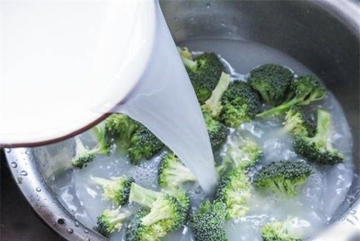 Cách rửa rau tai hại, càng rửa càng ngấm độc nhiều người vẫn làm Cach rua rau tai hai, cang rua cang ngam doc nhieu nguoi van lam