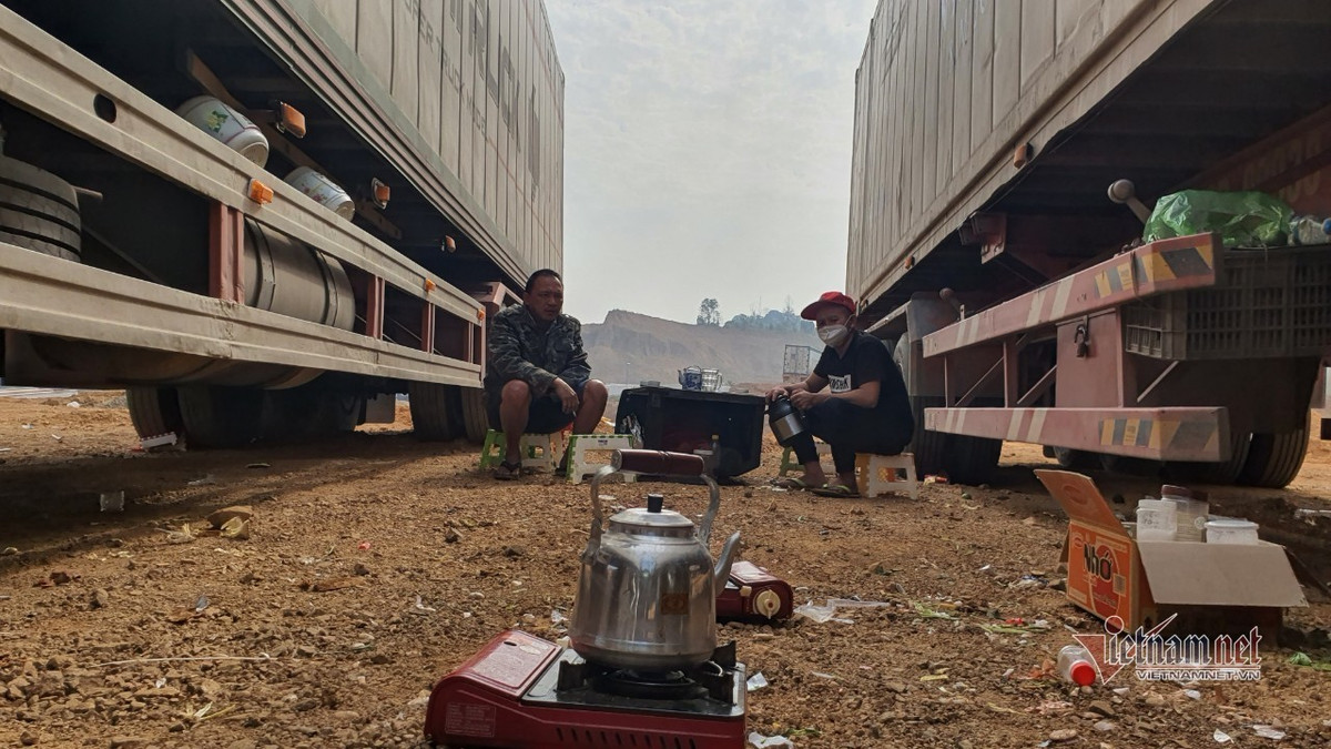 Tai xe phoi suong, hung nuoc tu cuc lanh rua bat… cho thong quan