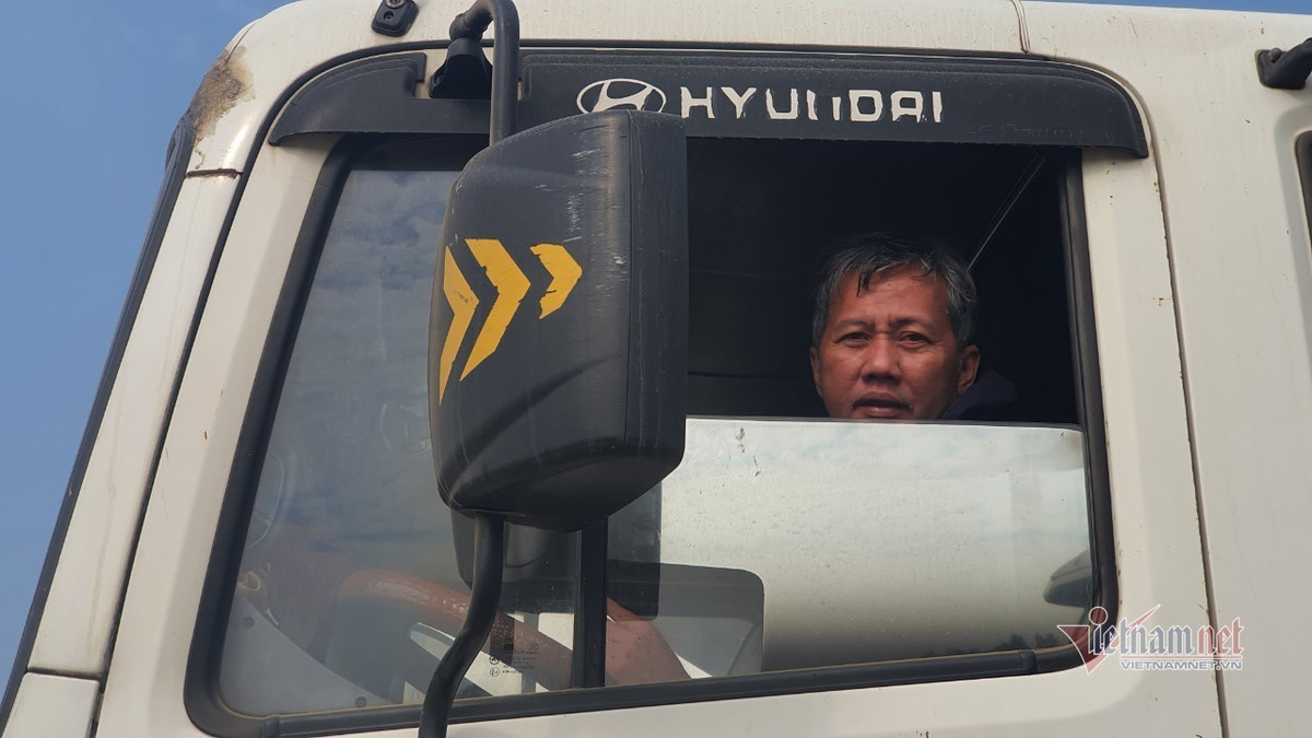 Tai xe phoi suong, hung nuoc tu cuc lanh rua bat… cho thong quan-Hinh-4