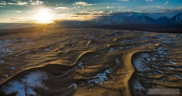 Do gió, sa mạc đang di chuyển chậm về phía đông bắc và dãy núi Taiga.