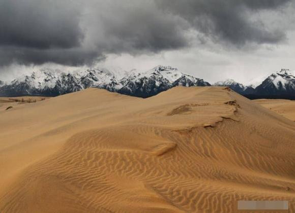 Cách sa mạc vài km là dãy núi Kodar phủ đầy tuyết trắng. Chalasha được hình thành cách đây hơn 40.000 năm, nơi đây từng có biển.