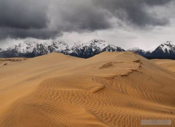 Cách sa mạc vài km là dãy núi Kodar phủ đầy tuyết trắng. Chalasha được hình thành cách đây hơn 40.000 năm, nơi đây từng có biển.