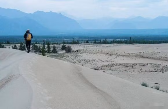 Cuối sa mạc là hai hồ Ayanka và Taozhnoye, tiếp đến là một khu rừng rộng lớn.