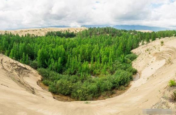 Được bao quanh bởi rừng taiga, sông, đầm và hồ, sa mạc nhỏ dài 10km và rộng 5km này là nơi bạn sẽ không chết vì mất nước. Cách sa mạc vài km là dãy núi Kodar phủ đầy tuyết trắng.