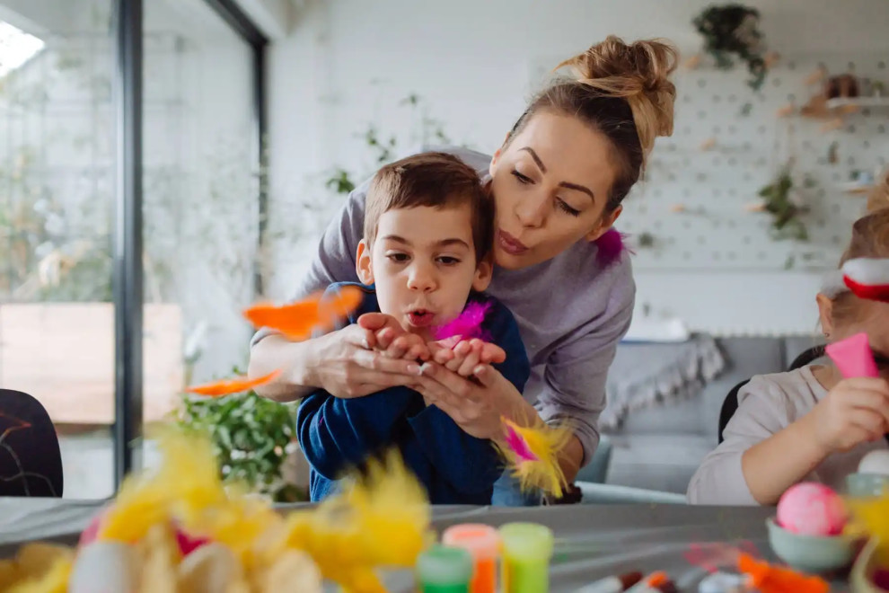 Nhà thường có trẻ thích đến chơi. Nếu trẻ nhỏ thích đến chơi nhà thì đó là điềm lành, dấu hiệu của phúc khí. Người xưa cho rằng trẻ là đối tượng nhạy cảm với năng lượng trong nhà. Ở những nơi có phong thủy xấu, trẻ sẽ không muốn bước vào; khi vào sẽ không ngừng gào khóc.