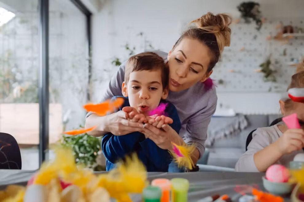 Nhà thường có trẻ thích đến chơi. Nếu trẻ nhỏ thích đến chơi nhà thì đó là điềm lành, dấu hiệu của phúc khí. Người xưa cho rằng trẻ là đối tượng nhạy cảm với năng lượng trong nhà. Ở những nơi có phong thủy xấu, trẻ sẽ không muốn bước vào; khi vào sẽ không ngừng gào khóc.