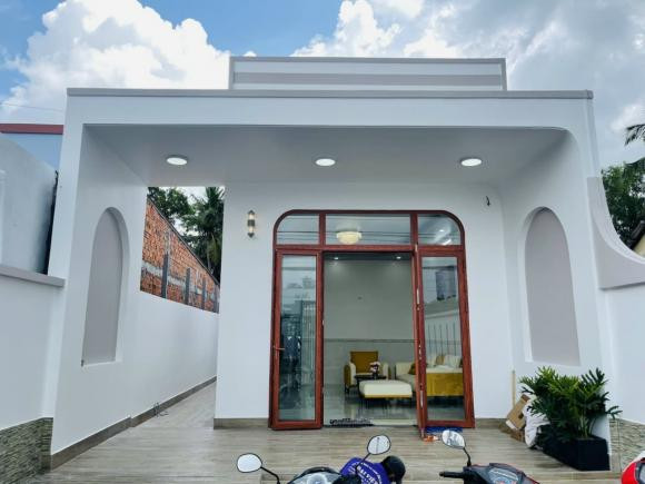 br/> So với nhà cấp mái Thái thì nhà cấp bốn mái bằng tiết kiệm chi phí hơn. Nhà cấp 4 mái bằng là các kiểu nhà nhìn từ mặt chính không có phần mái chóp nhọn ở phía trên. Dấu hiệu nhận biết dễ nhất chính là phần mái cụt được đổ bằng bê tông cốt thép và có thể trang trí thêm ở phía trên mái tạo điểm nhấn cho căn nhà. Đây cũng là hình thức trang trí giúp căn nhà mái bằng đẹp hơn, sang trọng hơn.