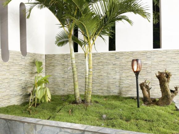 Khoảng sân vườn được bố trí đan xen tạo cảm giác gần gũi với thiên nhiên.