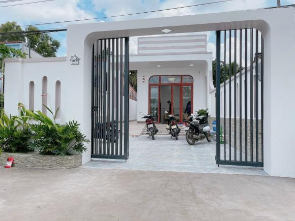 Nhìn từ phía cổng vào, nhà tạo cảm giác rất thoáng.