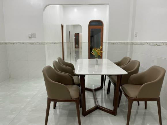 Đồ nội thất trong nhà được sắp xếp hài hòa.